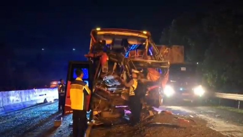 Bus Rombongan Peziarah Kecelakaan di Tol Cipularang, 2 Orang Tewas Belasan Luka-Luka