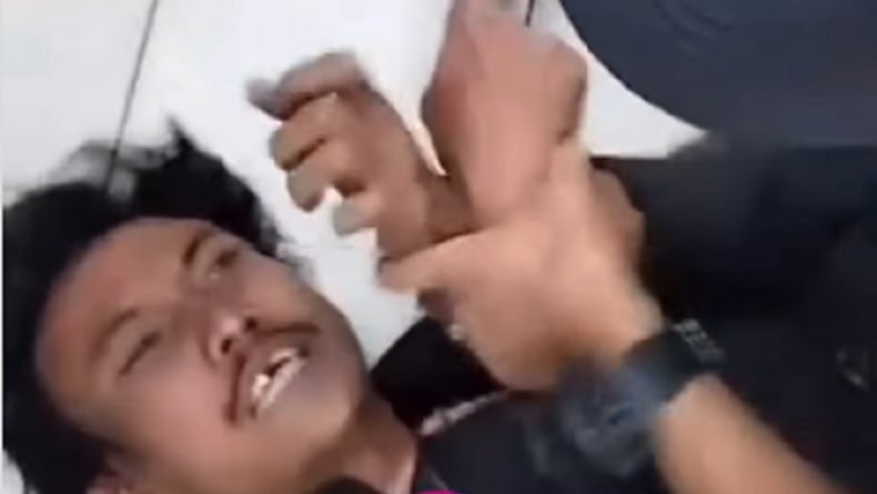 Viral! 2 Maling Motor di Jaktim Kepergok, Langsung Dihajar Warga