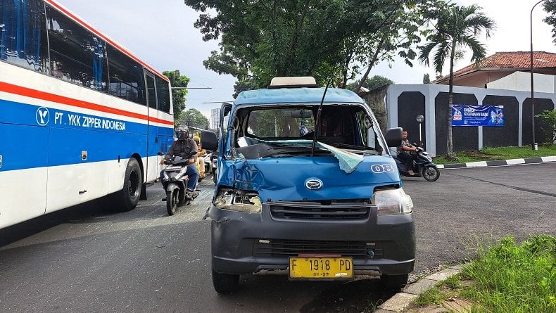 Kecelakaan di Bogor, Angkot Tabrak Truk hingga 1 Penumpang Terluka