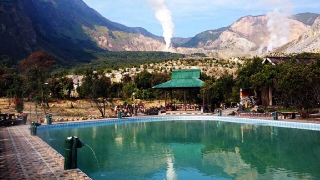 20 Tempat Wisata di Garut: Serunya Berendam di Kolam Air Panas dekat Kawah Papandayan, Asli Keren Banget!