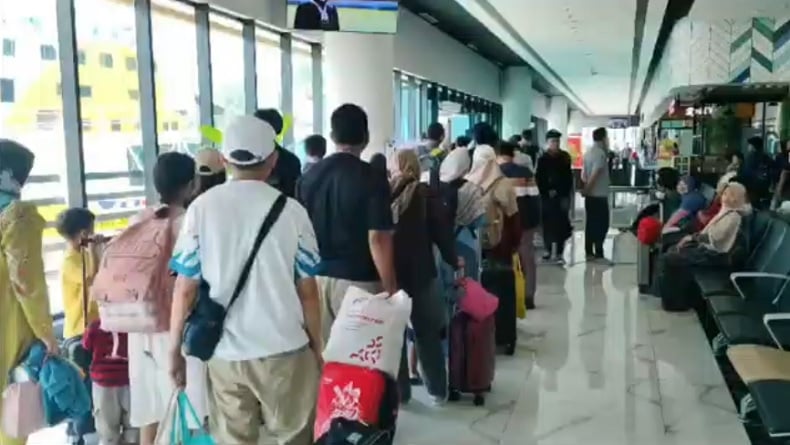 Libur Tahun Baru, Pelabuhan Merak Dipadati Pemudik