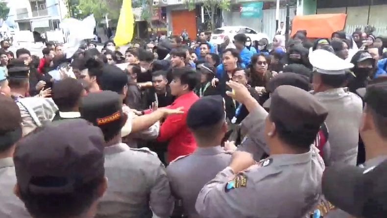 Demo Tolak Kenaikan PPN 12 Persen Ricuh, Mahasiswa Masuk Kantor DPRD Jombang