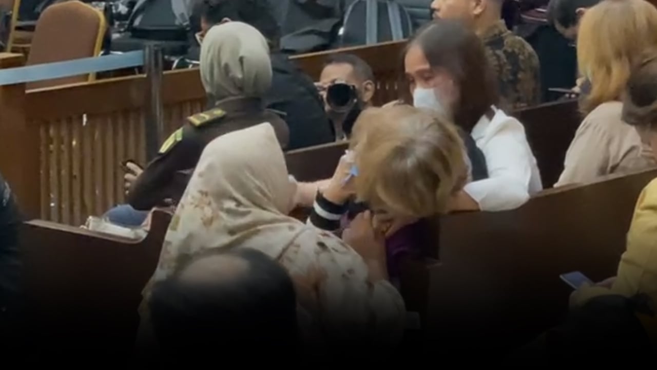 Penampakan Ibunda Helena Lim Nangis dan Pingsan di Sidang Vonis Hari Ini