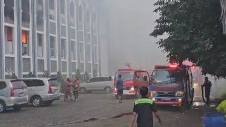 Kebakaran Gedung Rektorat UIN Jakarta, 10 Unit Mobil Damkar Dikerahkan