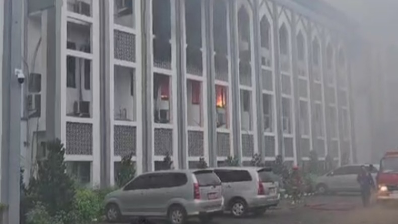 Kebakaran Gedung Rektorat UIN Jakarta, Api Berkobar