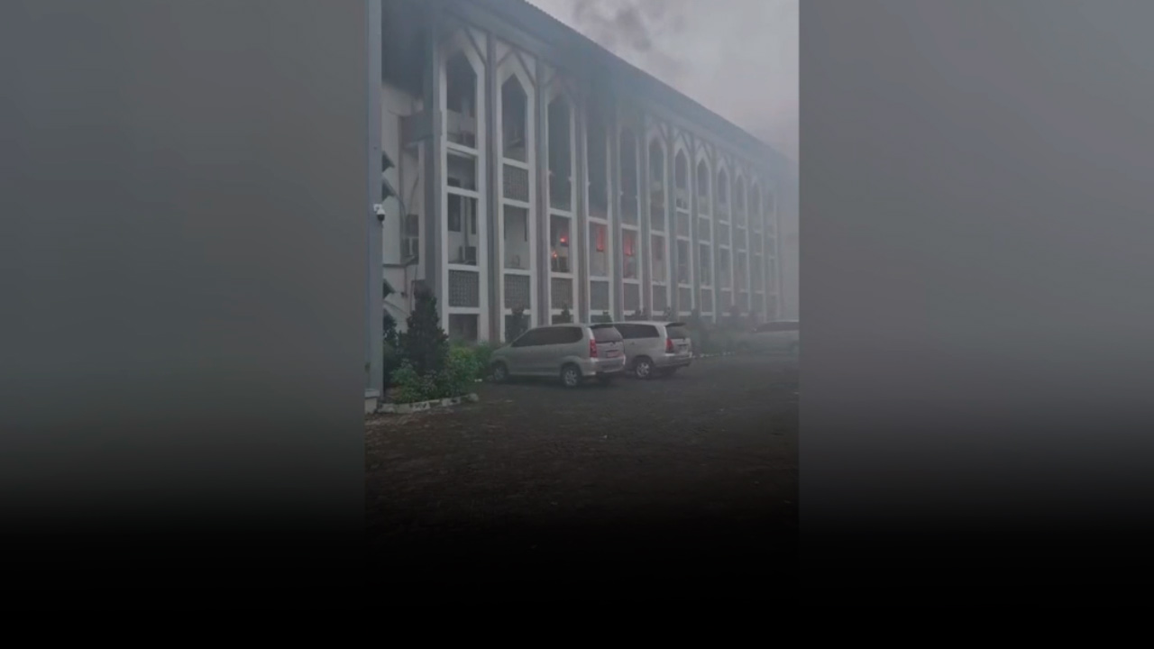 Gedung Rektorat UIN di Ciputat Tangsel Terbakar, Asap Hitam Membumbung Tinggi