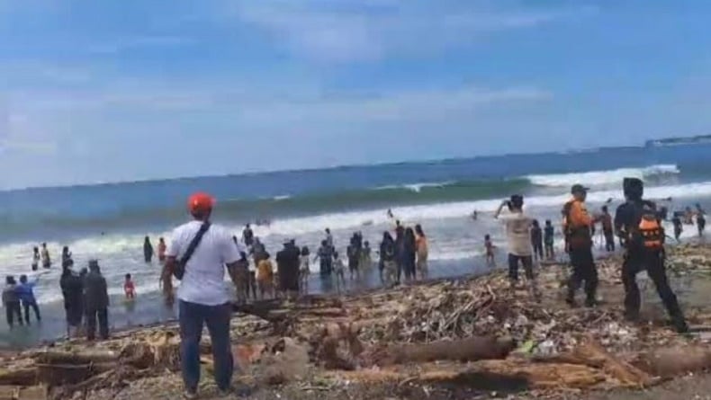 Dramatis! Petugas SAR Selamatkan Remaja Terseret Ombak di Pantai Lumpue Parepare