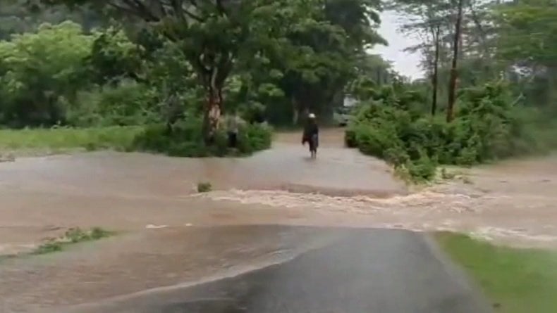 Jalan Penghubung Antarkabupaten di Sumbawa Barat Putus Diterjang Banjir