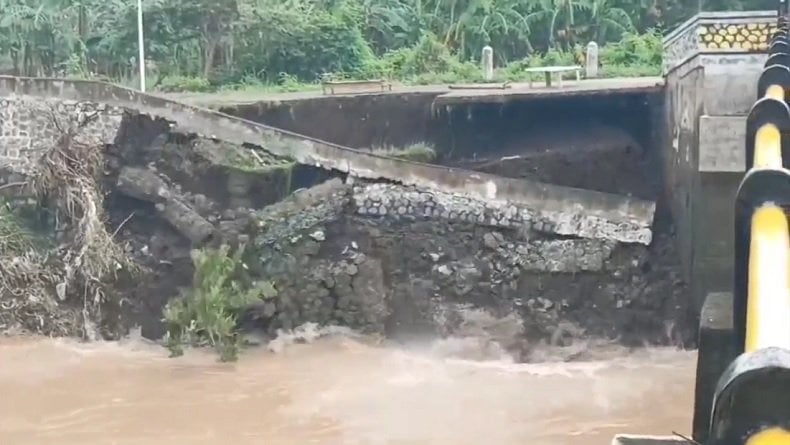 Mengerikan, Detik-Detik Plengsengan Sungai Welang Ambrol Terekam Kamera Warga