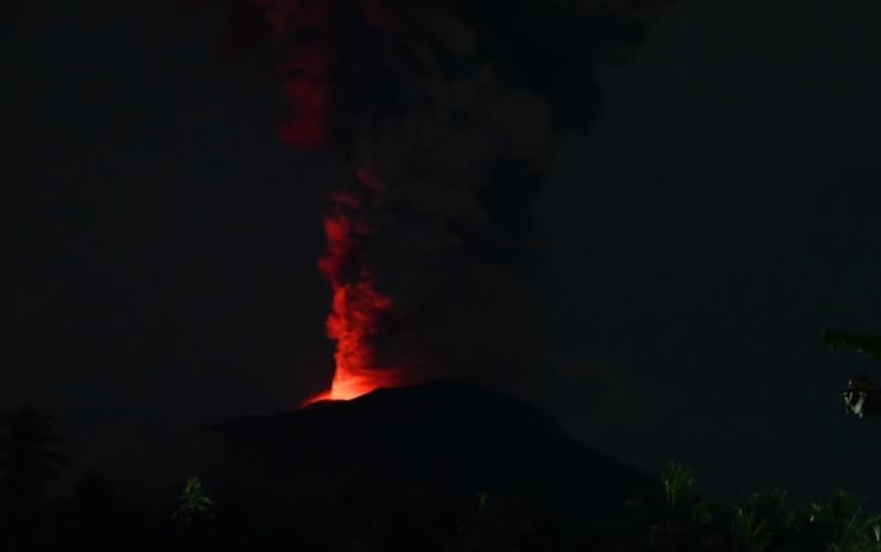 Gunung Ibu Erupsi Sore Ini, Tinggi Letusan Capai 2.500 Meter