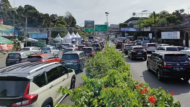 Jalur Puncak Bogor Padat Pagi Ini, Polisi Berlakukan One Way