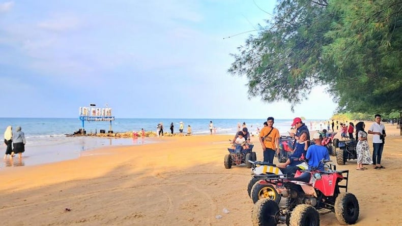 Pesona Pantai Lon Malang yang Lagi Hits di Sampang Madura