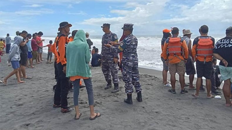 Perahu Nelayan Diterjang Gelombang Besar di Pantai Congot, 1 Orang Tewas 1 Hilang