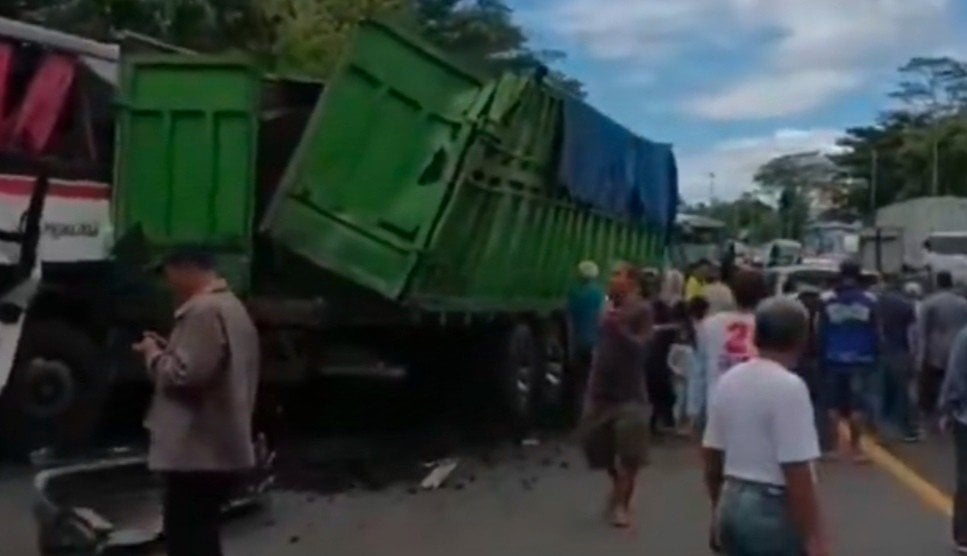 Breaking News: Kecelakaan Beruntun 5 Kendaraan di Tol Cipularang, 2 Luka Berat