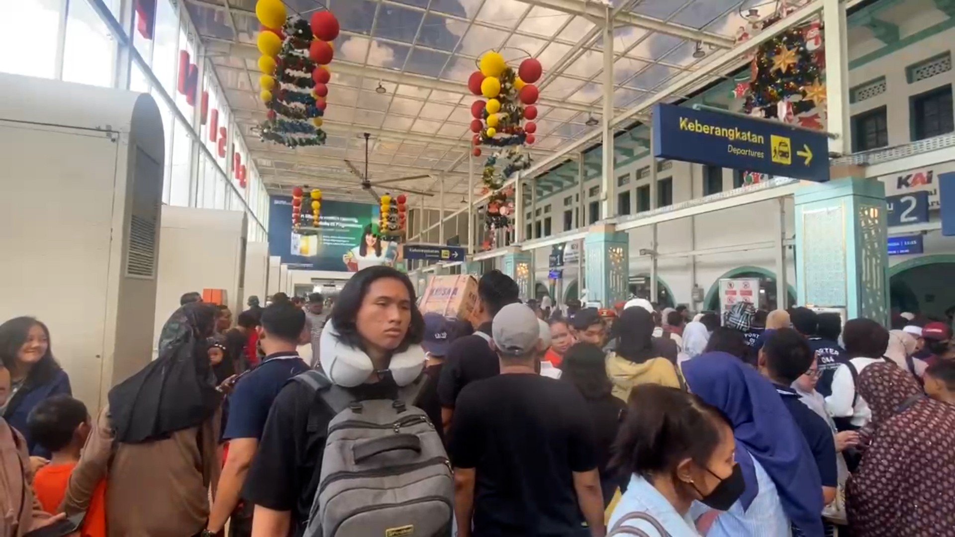 Stasiun Pasar Senen Dipadati Penumpang pada Arus Balik Libur Nataru