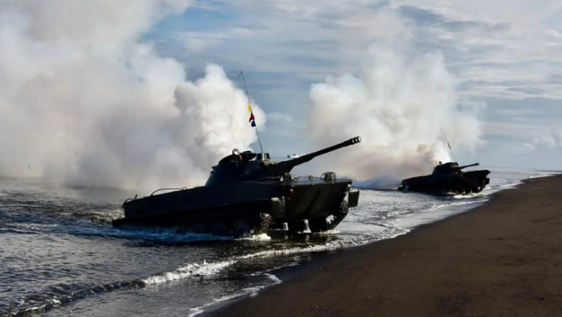 Sangar! Tank Amfibi Marinir TNI AL Serbu Pantai yang Dikuasai Musuh