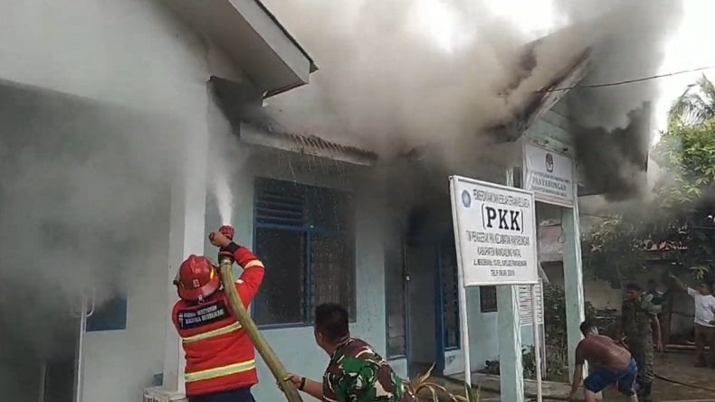 Kantor Kecamatan Panyabungan Kebakaran, Petugas Kesulitan Tembus Asap Tebal