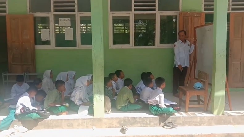 Kekurangan Kelas, Sebagian Siswa Madrasah Ibtidaiyah Darul Ulum Lebak Belajar di Luar 