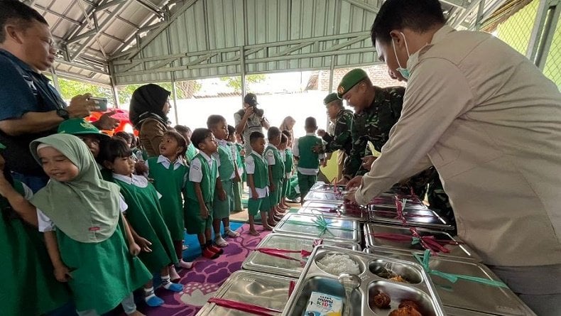 Makan Bergizi Gratis di Indramayu Hari Ini Dinikmati 3.942 Anak