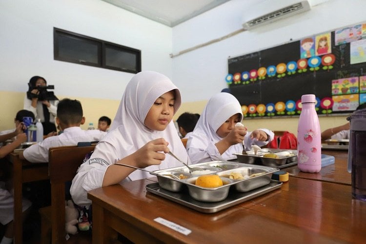 Hari Pertama Makan Bergizi Gratis: Siswa Senang, Hemat Uang Jajan