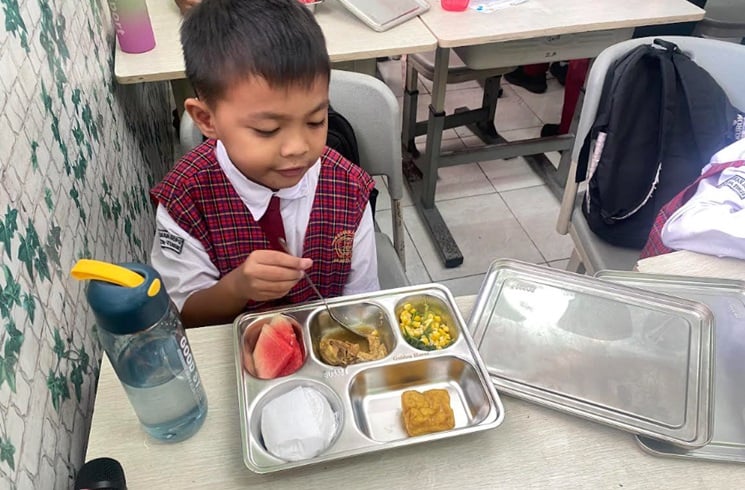 Menu Makan Bergizi Gratis di Ciracas Hari Ini: Ayam, Sayur Jagung, Semangka