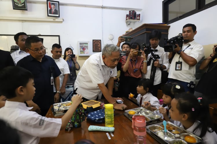 Wamensos dan Jubir PCO Tinjau Langsung Makan Bergizi Gratis di Jakarta Barat