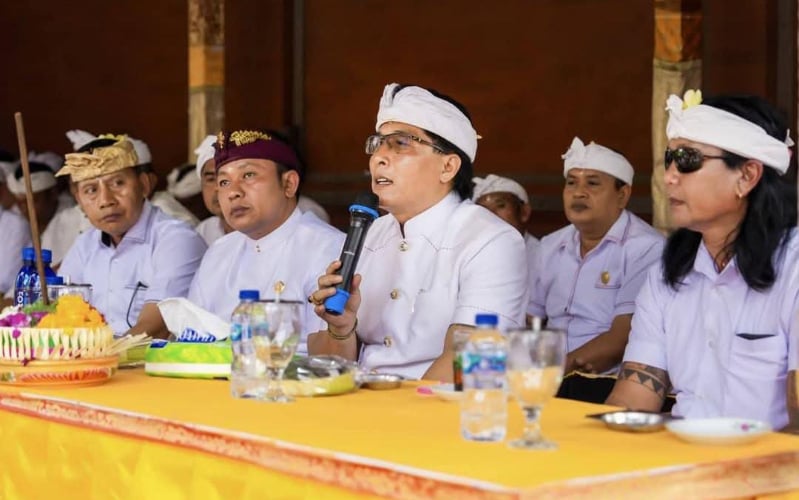 Bupati Giri Prasta Hadiri Karya Melaspas di Pura Penataran Sari Desa Adat Petang