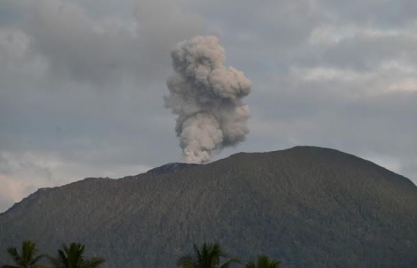 Gunung Ibu di Halmahera Barat Meletus Hari Ini, Muntahkan Abu Vulkanik 700 Meter