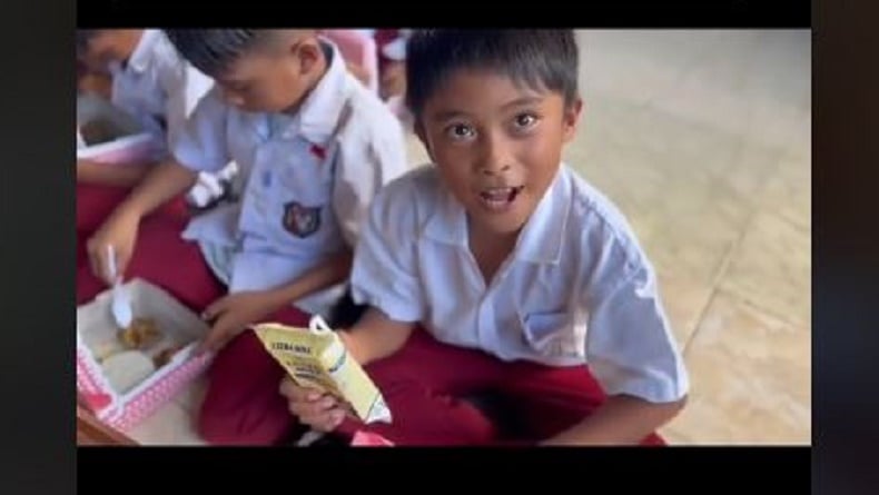 Bikin Nangis! Siswa SD di Gorontalo Simpan Nasi dari Makan Bergizi Gratis untuk Ibu di Rumah