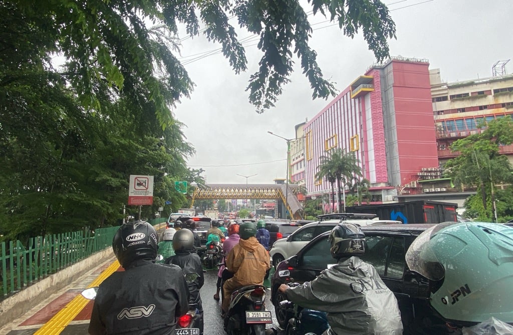 Hujan Sejak Malam, Lalu Lintas Jakarta Macet Parah Pagi Ini!