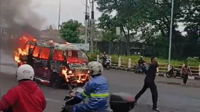 Menegangkan, Mobil Angkot di Kuningan Melaju Tanpa Sopir Kondisi Terbakar Hebat