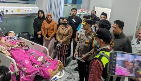 Tangis Saifudin Korban Kecelakaan Bus di Batu, Tak Henti Peluk Jasad Istri dan Anak