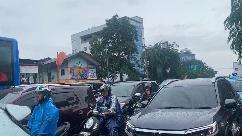 Hujan, Arus Lalu Lintas di Jaksel ke Arah Jakpus Macet