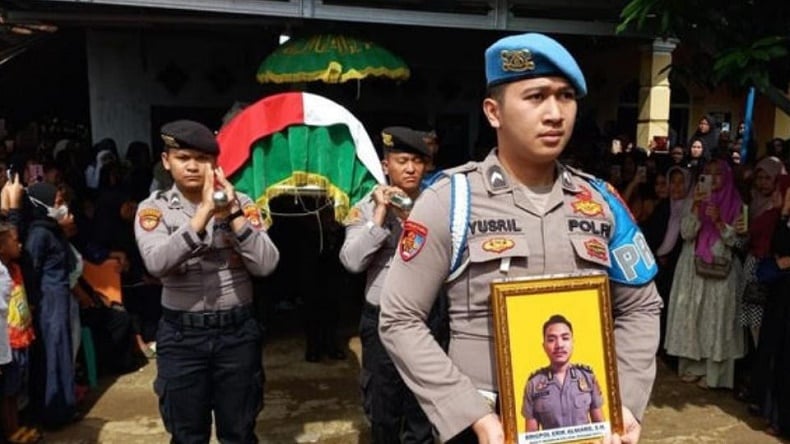 Momen Haru Pemakaman Brigadir EA, Polisi di Lampung yang Tewas di Depan Istri