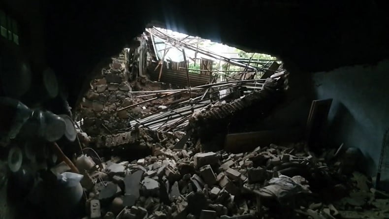 Rumah di Cilegon Jebol Tertimpa Fondasi Tetangga, Penghuni Selamat saat Sholat Subuh Berjamaah