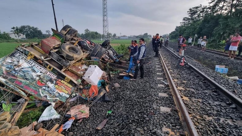 Kecelakaan Truk Tertabrak Kereta Api Sancaka di Sragen, Sopir Luka Berat