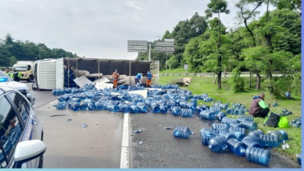 Truk Galon Air Mineral dan Minibus Kecelakaan di Tol Jagorawi, 3 Orang Luka-Luka