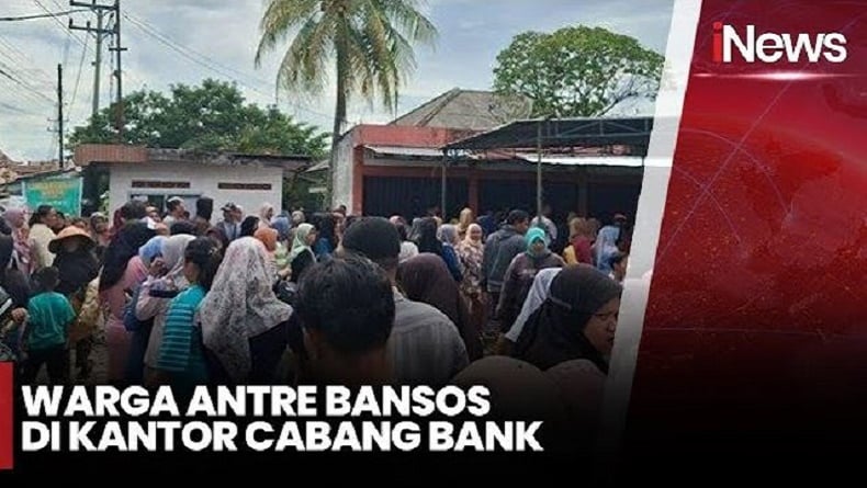 Ratusan Ibu-Ibu Antre Bansos sampai ke Jalan, Ada yang Sempat Tertabrak Motor