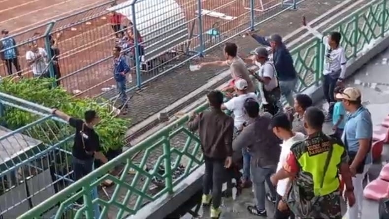 Laga Perseba Bangkalan Vs Persesa Sampang di Stadion Gelora Bangkalan Diwarnai Kericuhan