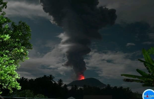 Gunung Ibu Meletus Dahsyat Lontarkan Abu Vulkanik 4.000 Meter, Begini Penampakannya