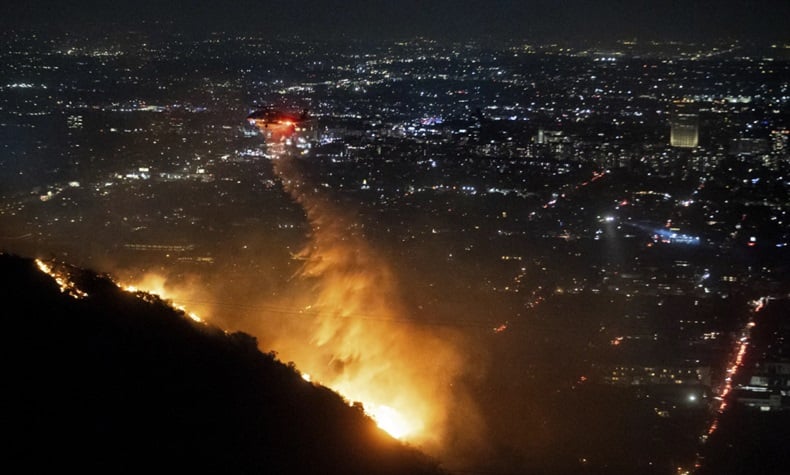 Pemadaman dari Udara Dikerahkan untuk Cegah Penyebaran Kebakaran Los Angeles