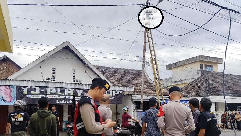 Ngeri! Petugas di Lubuklinggau Tewas Tersetrum di Tiang Listrik saat Ganti Kabel