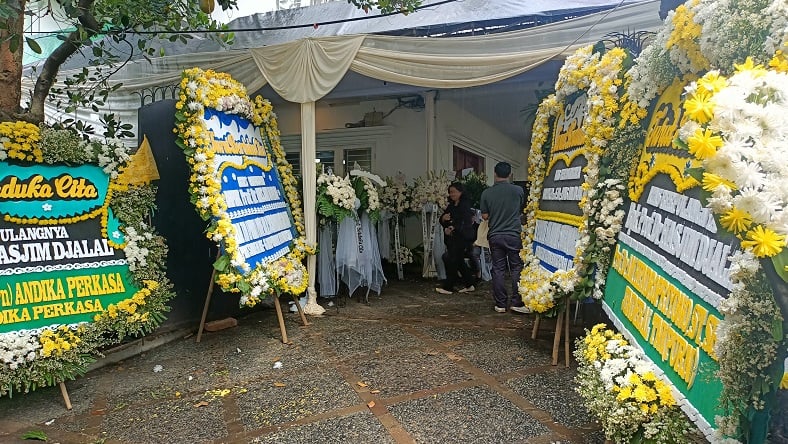 Suasana Rumah Duka Hasjim Djalal di Jaksel, Pelayat Berdatangan