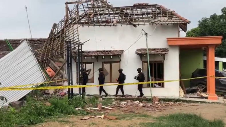 Tim Jihandak Polda Jatim Olah TKP Ledakan Besar di Rumah Anggota Polsek Dlanggu Mojokerto