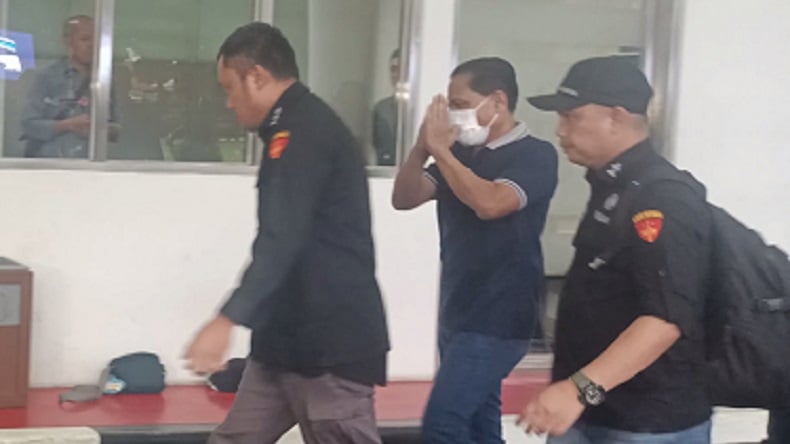 Eks Ketua PN Surabaya Rudi Suparmono Tiba di Kejagung, Dibawa ke Ruangan