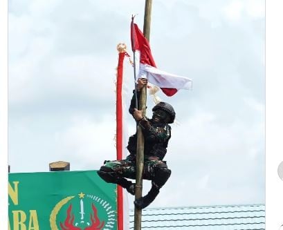 Mengharukan, Joni Pemanjat Tiang Bendera Cium Kaki Ibu usai Jadi Anggota TNI AD