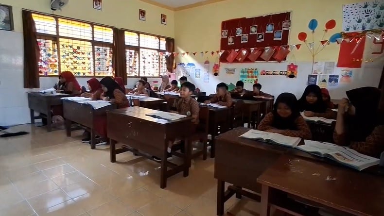 Prihatin, Siswa SDN 9 di Pidie Jaya Belajar di Lantai akibat Meja dan Kursi Tak Layak