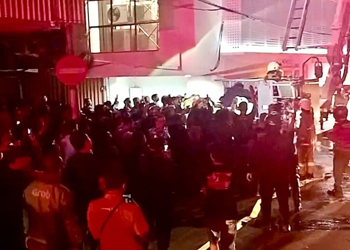 Damkar Evakuasi 9 Orang Terjebak Kebakaran Glodok Plaza