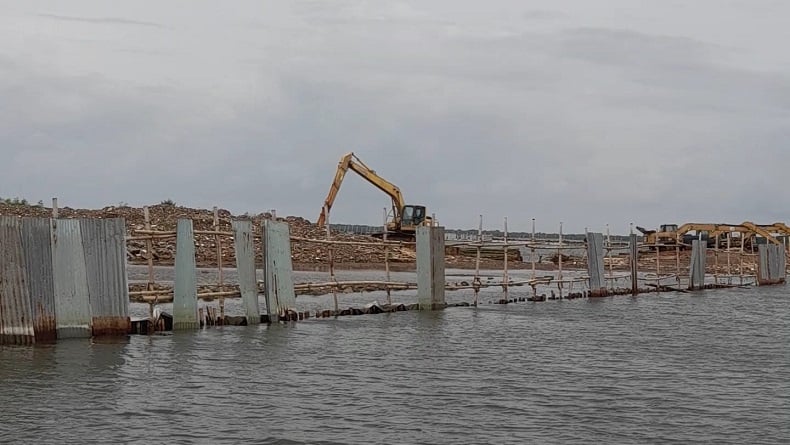 Heboh Pagar Laut di Bekasi, Nelayan Keluhkan Hasil Tangkapan Ikan Menurun!