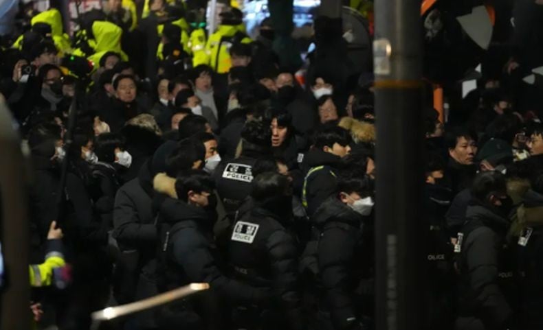 Tegang! Polisi Kepung Rumah Presiden Korsel Yoon Suk Yeol, Tembus 2 Barikade